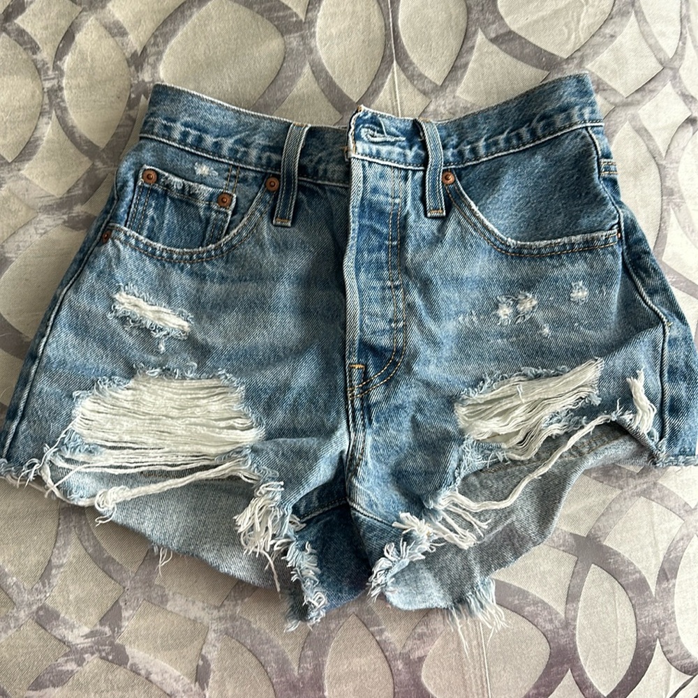 EUC Levi’s 501 Cut Off Shorts Size 25